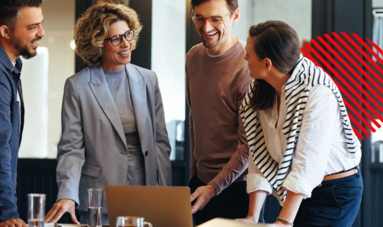 Equipe reúne-se para analisar informações e alinhar atividades, representando a integração de setores para conectar vendas, estoque, financeiro e fiscal, melhorar a comunicação interna e aumentar a eficiência operacional da empresa.