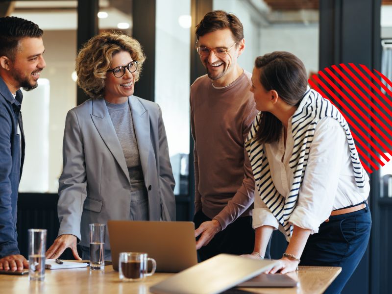 Equipe reúne-se para analisar informações e alinhar atividades, representando a integração de setores para conectar vendas, estoque, financeiro e fiscal, melhorar a comunicação interna e aumentar a eficiência operacional da empresa.