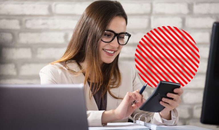 Profissional confere valores em calculadora e smartphone no escritório, representando o controle de contas a receber para acompanhar cobranças, melhorar o fluxo de caixa e manter a saúde financeira da empresa.
