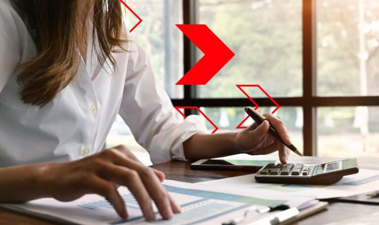 Profissional analisa documentos financeiros e utiliza calculadora durante o fechamento de caixa, conferindo entradas, saídas e saldos para garantir a precisão do controle financeiro empresarial. O processo contribui para a conciliação financeira, reduz divergências e apoia uma gestão financeira mais eficiente.