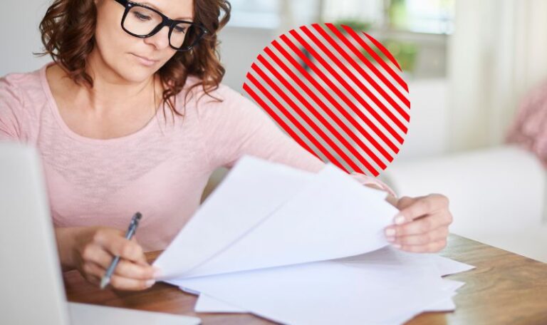 Profissional realiza atividades de tesouraria empresarial, analisando documentos financeiros e conferindo informações para controlar pagamentos, recebimentos e fluxo de caixa. A gestão eficiente da tesouraria contribui para o controle financeiro empresarial, melhora a previsibilidade financeira e apoia decisões estratégicas com maior segurança.