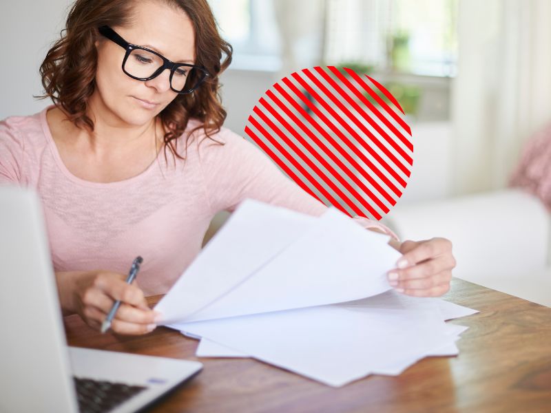 Profissional realiza atividades de tesouraria empresarial, analisando documentos financeiros e conferindo informações para controlar pagamentos, recebimentos e fluxo de caixa. A gestão eficiente da tesouraria contribui para o controle financeiro empresarial, melhora a previsibilidade financeira e apoia decisões estratégicas com maior segurança.