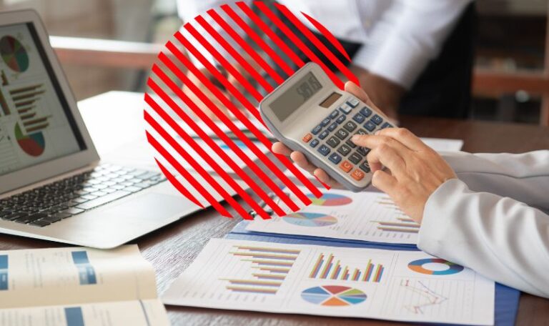 Profissional analisa relatórios e realiza cálculos financeiros com apoio de gráficos e indicadores, representando o acompanhamento de indicadores financeiros para avaliar resultados, monitorar a saúde financeira da empresa e apoiar decisões estratégicas baseadas em dados.