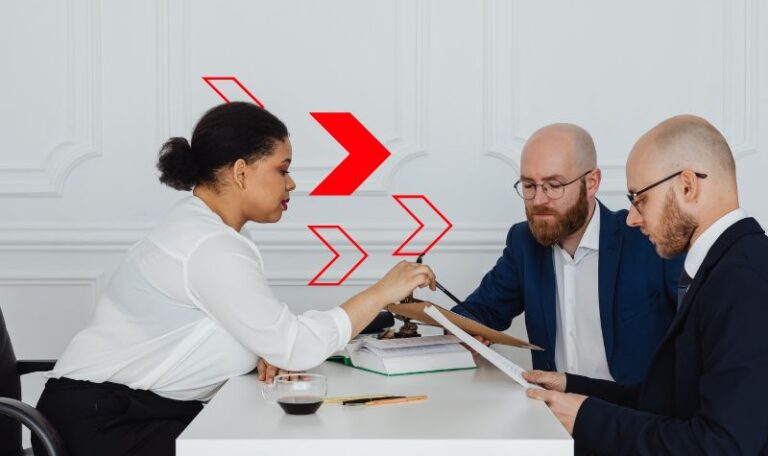 Equipe analisa documentos e resultados em reunião corporativa, representando o controle de comissões para acompanhar metas, calcular remunerações variáveis e garantir transparência na gestão comercial da empresa.