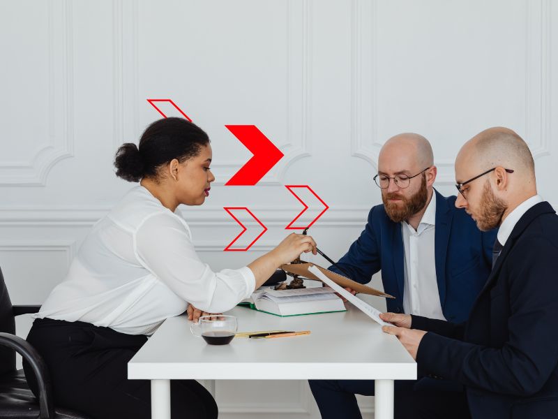 Equipe analisa documentos e resultados em reunião corporativa, representando o controle de comissões para acompanhar metas, calcular remunerações variáveis e garantir transparência na gestão comercial da empresa.