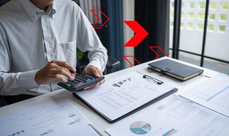 Profissional analisa relatórios financeiros e realiza cálculos em ambiente corporativo, representando o controle de custos para acompanhar despesas, identificar oportunidades de economia e melhorar a rentabilidade da empresa.