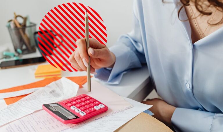 Profissional realiza cálculos financeiros com apoio de calculadora e documentos, representando a análise da margem de contribuição para identificar a rentabilidade dos produtos, apoiar a formação de preços e melhorar o controle financeiro empresarial.