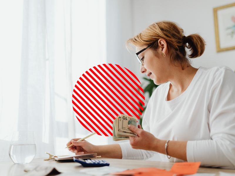 Gestora realizando controle financeiro e planejamento de caixa, representando a previsibilidade financeira para decisões empresariais mais seguras.
