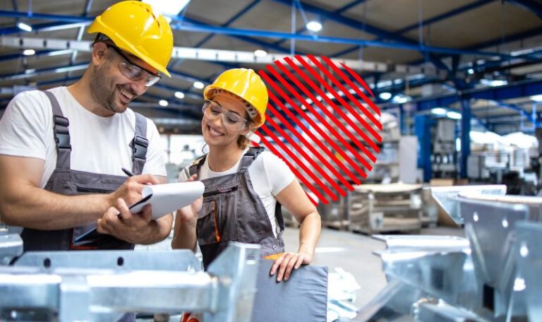 Profissionais analisam informações na área de produção utilizando tablet, representando a identificação de gargalos operacionais para eliminar atrasos, otimizar processos e aumentar a eficiência operacional da empresa.