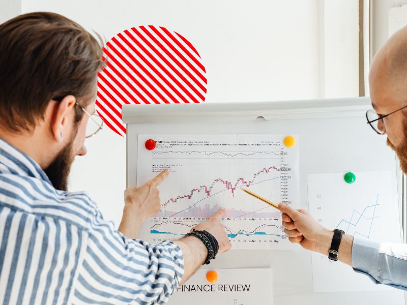 Profissionais analisam gráficos e indicadores de desempenho financeiro durante reunião estratégica, representando a gestão financeira empresarial para acompanhar resultados, controlar recursos, aumentar a rentabilidade e apoiar decisões baseadas em dados.