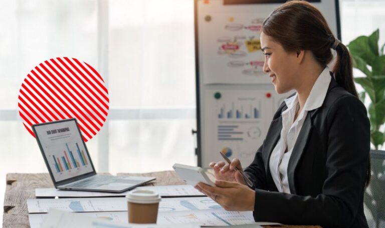 Profissional analisando relatórios financeiros e indicadores em notebook enquanto avalia impactos da reforma tributária no planejamento fiscal e na gestão empresarial.