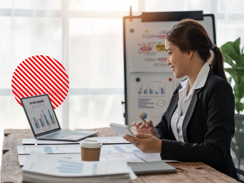 Profissional analisando relatórios financeiros e indicadores em notebook enquanto avalia impactos da reforma tributária no planejamento fiscal e na gestão empresarial.