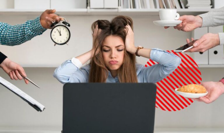 Profissional sobrecarregada diante de várias demandas, representando o custo do retrabalho causado por processos manuais, falhas de comunicação e falta de integração entre setores.