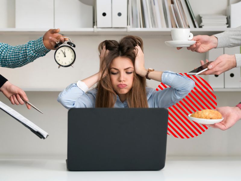 Profissional sobrecarregada diante de várias demandas, representando o custo do retrabalho causado por processos manuais, falhas de comunicação e falta de integração entre setores.