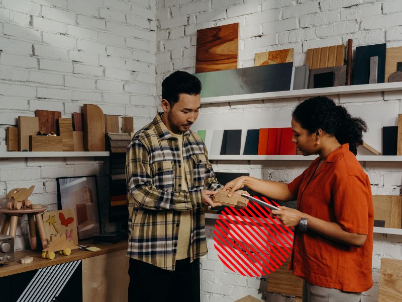 Profissionais avaliando amostras de produtos durante uma reunião, representando o acompanhamento do desempenho de fornecedores para garantir qualidade, prazos e custos.