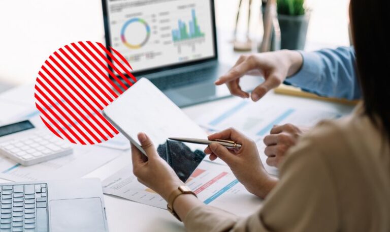 Profissionais analisando indicadores financeiros em tablet e notebook para identificar despesas invisíveis, reduzir desperdícios e fortalecer o controle financeiro empresarial.