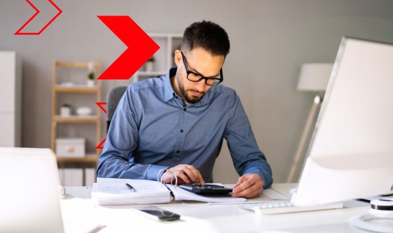 Profissional realizando conferência de documentos e cálculos financeiros para identificar inconsistências fiscais, garantindo conformidade tributária e maior segurança na gestão fiscal empresarial.