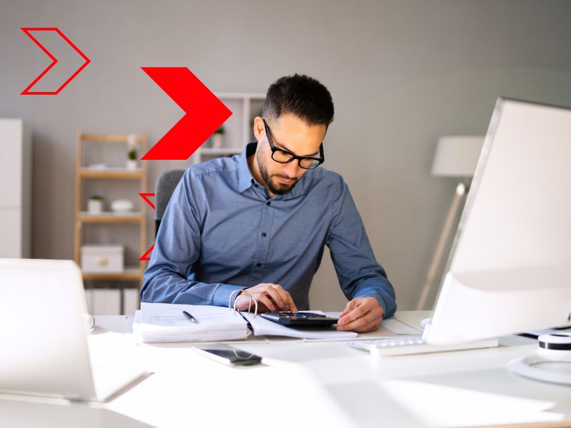 Profissional realizando conferência de documentos e cálculos financeiros para identificar inconsistências fiscais, garantindo conformidade tributária e maior segurança na gestão fiscal empresarial.