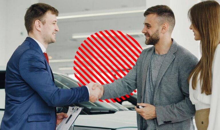 Vendedor cumprimentando um cliente, representando a importância de evitar informações desencontradas por meio da integração entre setores e de um ERP unificado.