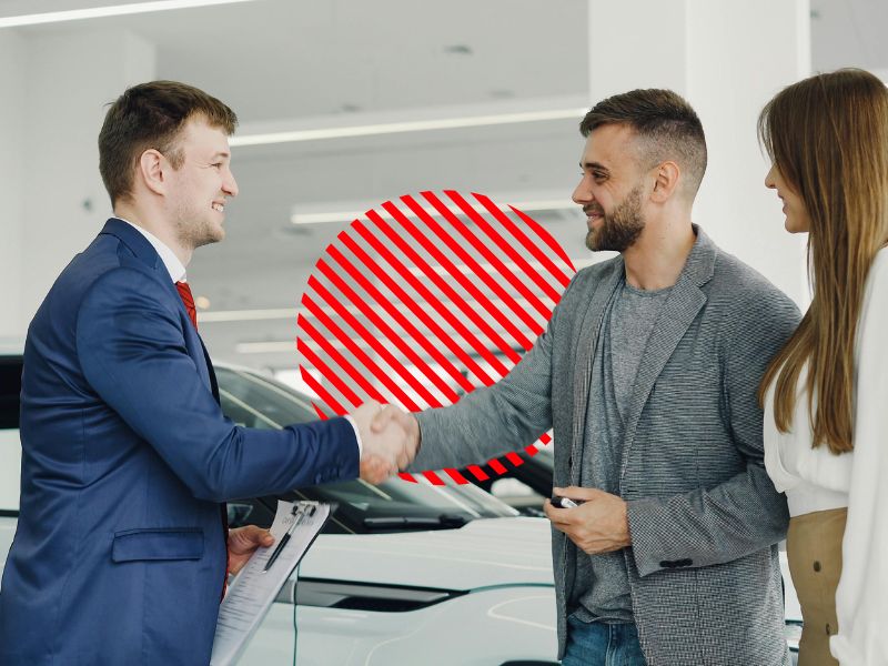 Vendedor cumprimentando um cliente, representando a importância de evitar informações desencontradas por meio da integração entre setores e de um ERP unificado.