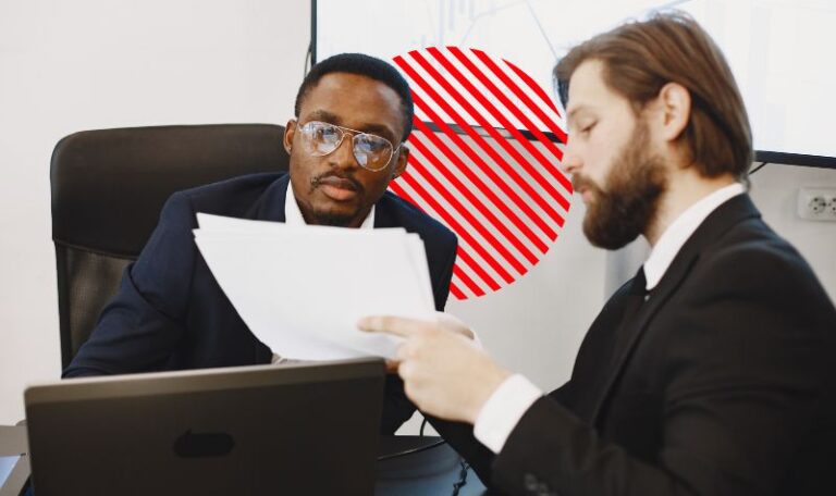 Gestores analisando documentos durante reunião, representando a segregação de funções para fortalecer os controles internos, reduzir riscos operacionais e garantir maior segurança na gestão empresarial.