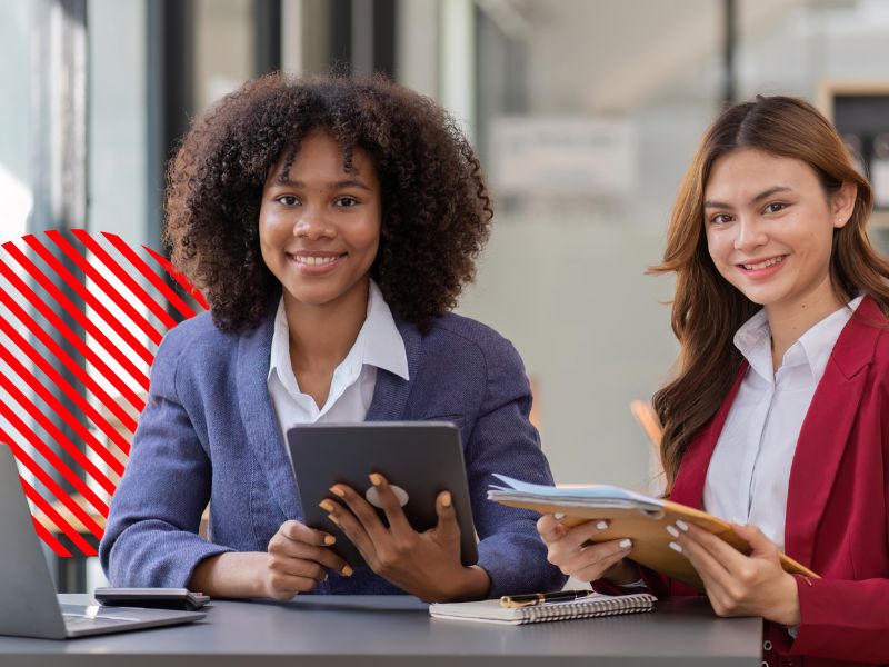 Profissionais utilizando tablet e documentos durante o cadastro empresarial, garantindo informações organizadas, integração de dados e maior eficiência na gestão da empresa.