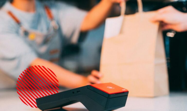 Cliente realizando uma compra enquanto o sistema aplica o controle de descontos para garantir políticas comerciais, margem de lucro e segurança nas vendas.