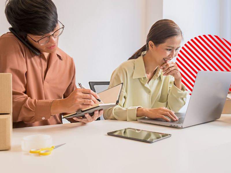 Profissionais registrando e acompanhando o controle de pedidos de compra em sistema ERP, garantindo organização, integração entre setores e eficiência no processo de compras.