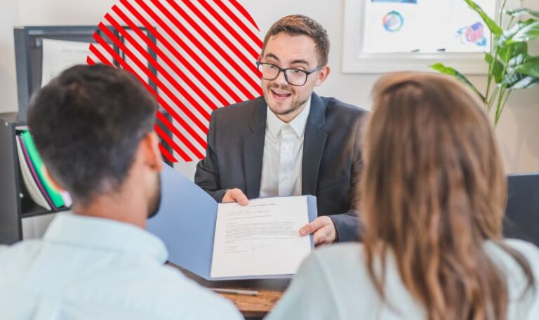 Consultor apresentando informações para clientes durante atendimento, representando o uso do histórico de clientes para vendas para personalizar negociações, fortalecer o relacionamento e aumentar as conversões.