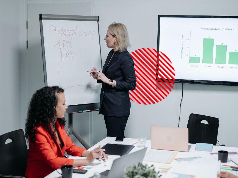 Equipe analisando indicadores operacionais em reunião para acompanhar produtividade, desempenho dos processos e apoiar decisões estratégicas com dados.