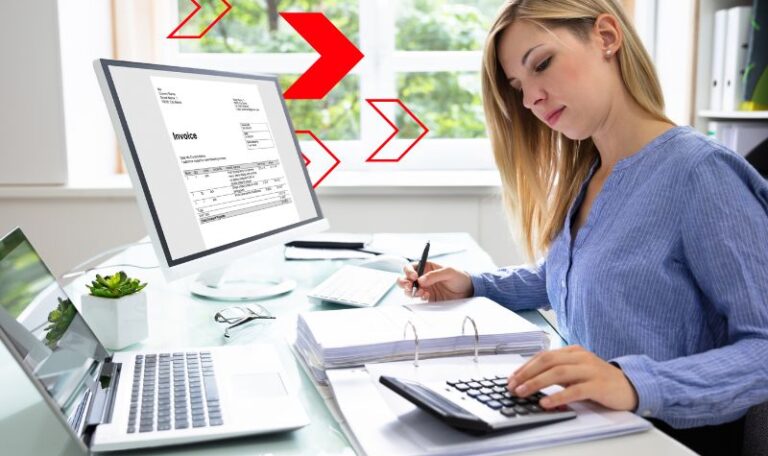Profissional realizando conferência de documentos contábeis em sistema, representando a integração contábil com ERP para automatizar lançamentos, reduzir erros e garantir conformidade fiscal.