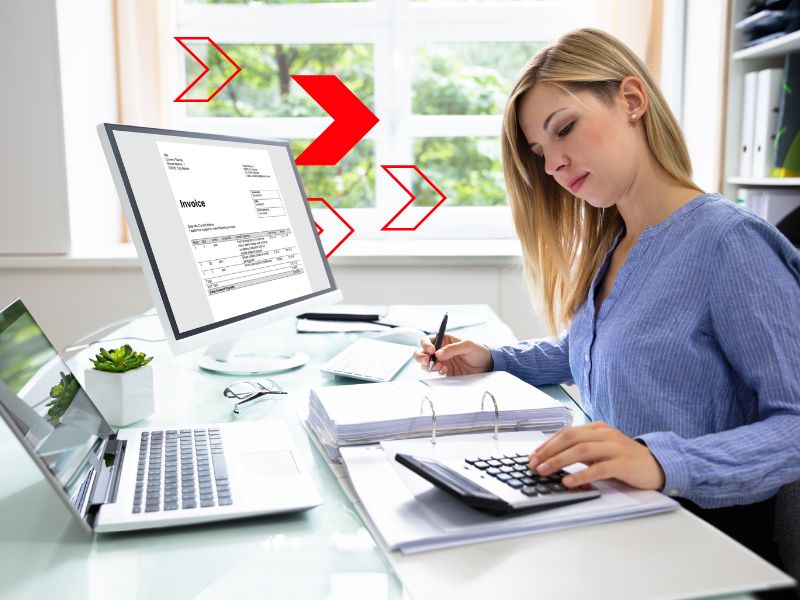 Profissional realizando conferência de documentos contábeis em sistema, representando a integração contábil com ERP para automatizar lançamentos, reduzir erros e garantir conformidade fiscal.