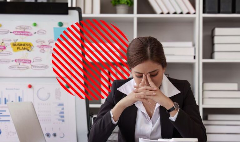 Gestora analisando indicadores e refletindo sobre desafios internos, representando os impactos da falta de integração empresarial entre setores na eficiência operacional e na tomada de decisões.