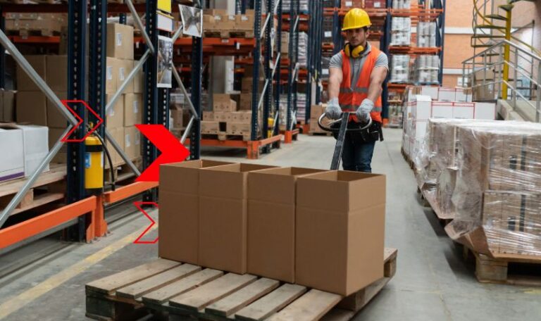Colaborador movimentando cargas em centro de distribuição, representando a logística empresarial integrada para otimizar estoque, expedição, entregas e eficiência operacional.