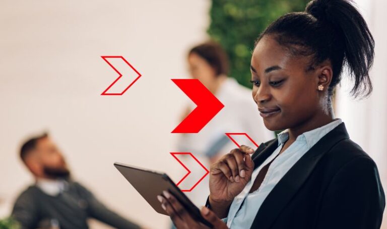 Profissional utilizando tablet para acompanhar atividades, representando a padronização de processos como estratégia para aumentar a eficiência operacional, reduzir erros e integrar setores da empresa.