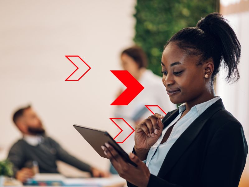 Profissional utilizando tablet para acompanhar atividades, representando a padronização de processos como estratégia para aumentar a eficiência operacional, reduzir erros e integrar setores da empresa.