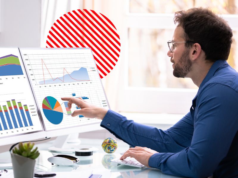 Gestor analisando gráficos e indicadores em dashboards, representando o uso de dados empresariais para acompanhar resultados e apoiar decisões estratégicas.