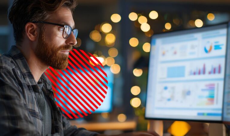 Gestor analisando dashboards em um sistema de gestão, representando o uso de ERP para operação complexa com dados integrados e controle empresarial.
