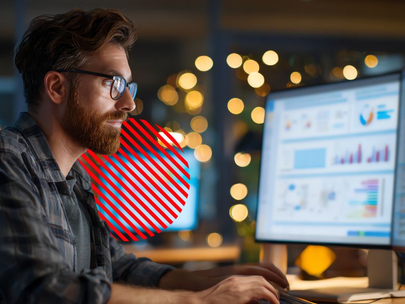 Gestor analisando dashboards em um sistema de gestão, representando o uso de ERP para operação complexa com dados integrados e controle empresarial.
