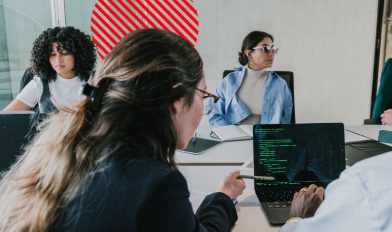 Equipe utilizando sistemas corporativos, representando permissões por função para controlar o acesso de usuários às informações e recursos da empresa.