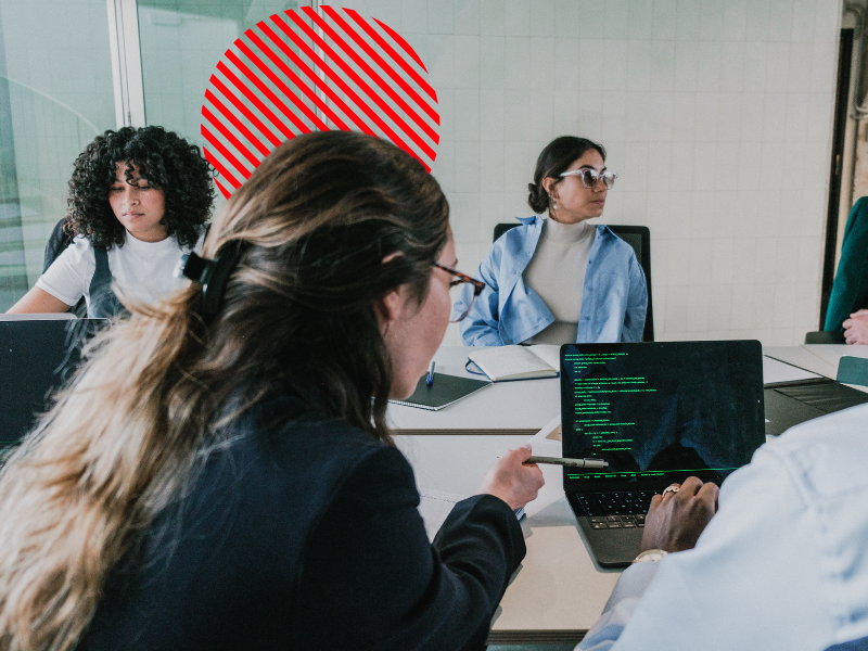 Equipe utilizando sistemas corporativos, representando permissões por função para controlar o acesso de usuários às informações e recursos da empresa.