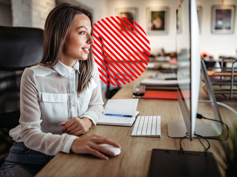 Profissional utilizando um sistema com trilha de auditoria para acompanhar alterações, usuários, registros e garantir segurança nas operações empresariais.