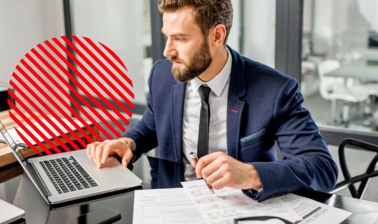 Gestor analisando indicadores de compras, estoque e caixa em um notebook para equilibrar reposições, fluxo de caixa e disponibilidade de produtos.