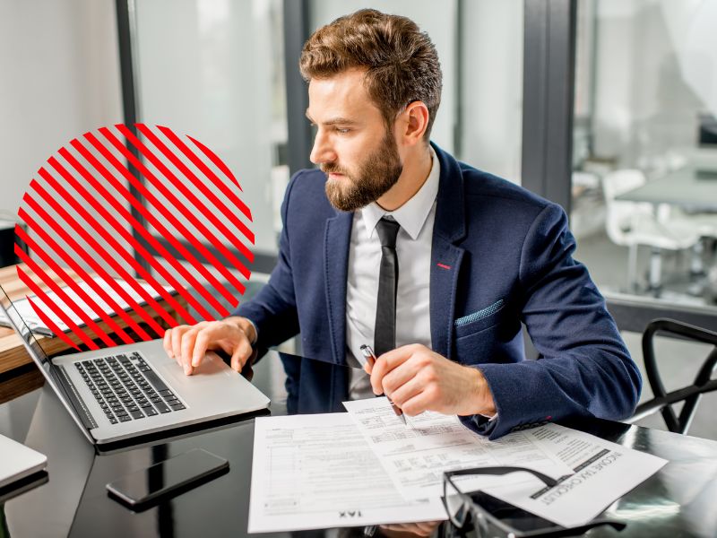 Gestor analisando indicadores de compras, estoque e caixa em um notebook para equilibrar reposições, fluxo de caixa e disponibilidade de produtos.