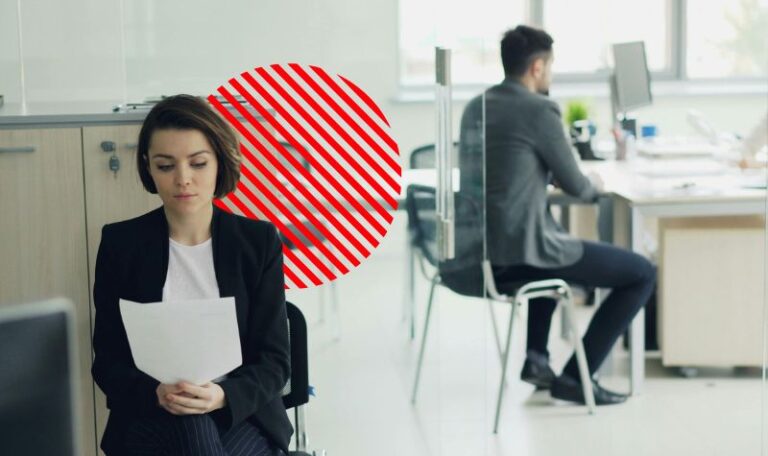 Gestora analisando documentos empresariais, representando os impactos de compras mal planejadas sobre estoque, capital de giro e fluxo de caixa.