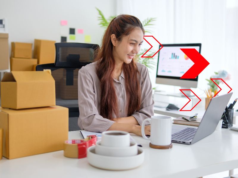 Profissional acompanhando o processo comercial em um notebook, com pedidos e indicadores integrados para otimizar vendas, atendimento e gestão empresarial.