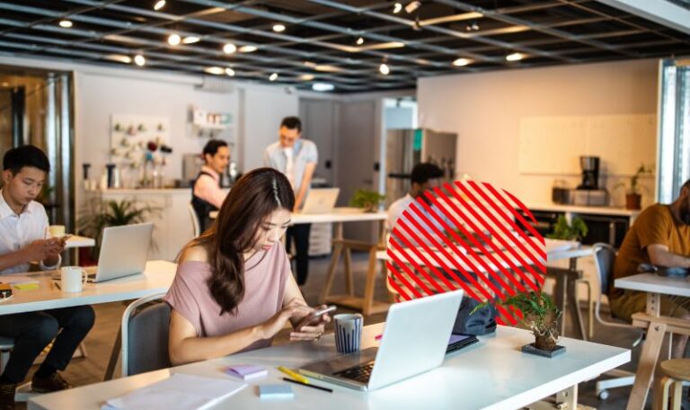 Profissionais trabalhando em diferentes atividades no escritório, representando a organização dos processos internos e a integração das rotinas empresariais.