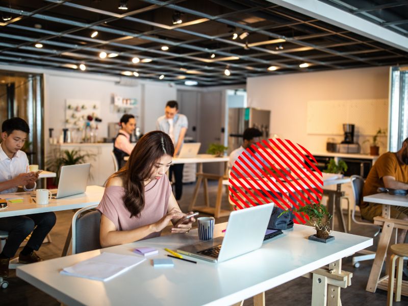 Profissionais trabalhando em diferentes atividades no escritório, representando a organização dos processos internos e a integração das rotinas empresariais.