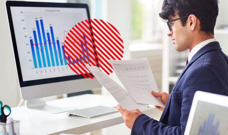 Gestor analisando relatórios financeiros e indicadores para realizar a análise de crédito e avaliar riscos antes de aprovar vendas a prazo.