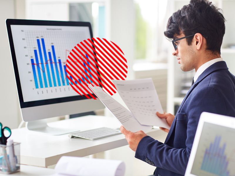 Gestor analisando relatórios financeiros e indicadores para realizar a análise de crédito e avaliar riscos antes de aprovar vendas a prazo.